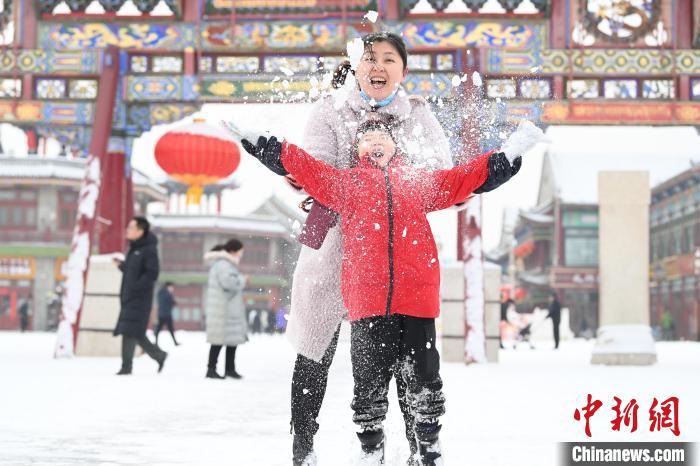 2月13日，家長(zhǎng)與小朋友在呼和浩特市大召?gòu)V場(chǎng)享雪趣?！⑽娜A 攝