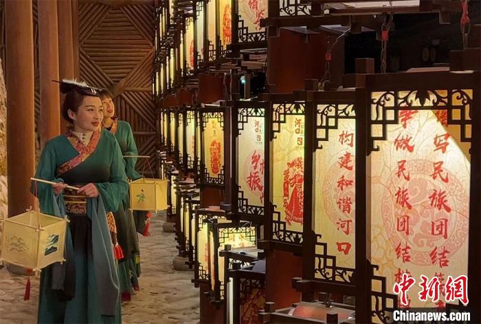 圖為游客身著古裝逛燈會(huì)?！堈裣?攝