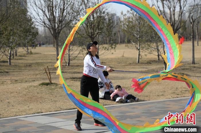 市民在公園里上演彩綢舞。　鄧小強(qiáng) 攝
