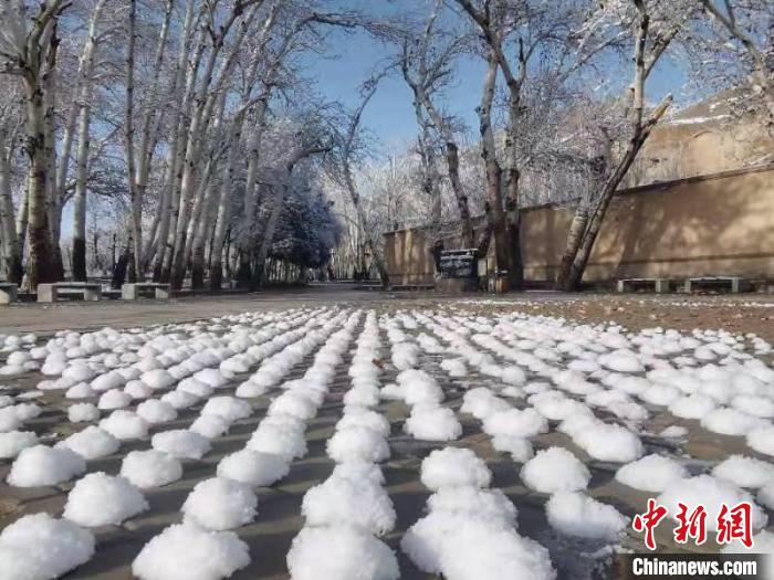 圖為春雪過后的莫高窟美不勝收?！≈鼙笕?攝
