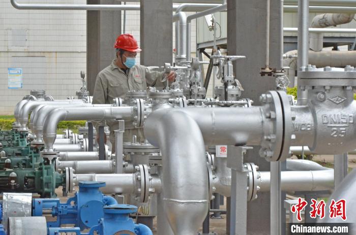 工人在查看設(shè)備儀表?！×趾霔v 攝