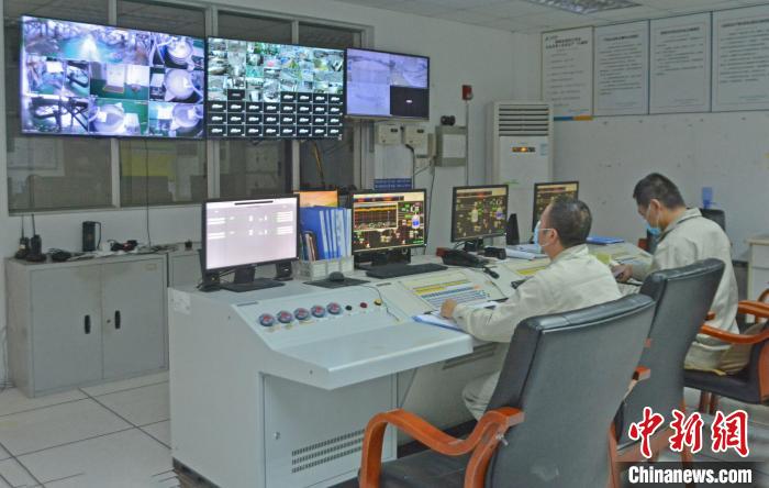 工人在中控室觀察各個生產(chǎn)車間運行情況?！×趾霔v 攝