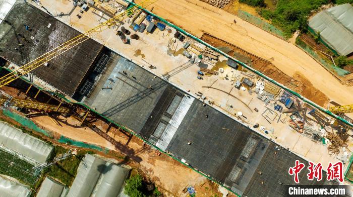 俯瞰正在建設(shè)的天府站多線橋鋼筋鋪架現(xiàn)場?！⒅铱?攝