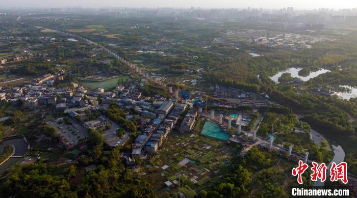 航拍正在建設(shè)中的成都至自貢高速鐵路成都段?！⒅铱?攝