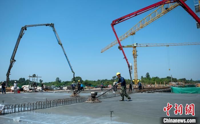 天府站多線橋施工澆筑現(xiàn)場?！⒅铱?攝