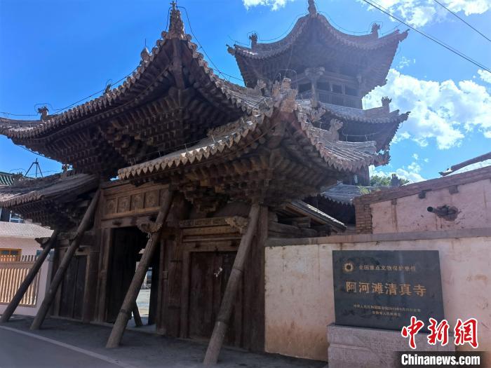 圖為集漢、藏、伊斯蘭風(fēng)格于一體的700年歷史的全國(guó)重點(diǎn)保護(hù)文物——阿河灘清真寺。　張海雯 攝