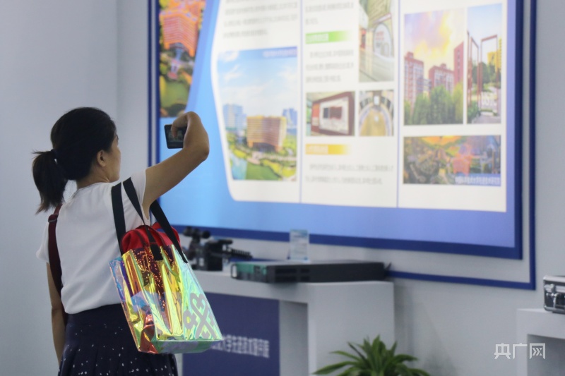 市民認(rèn)真觀展，拍攝展板上的說明內(nèi)容(央廣網(wǎng)記者 趙家慧 攝)