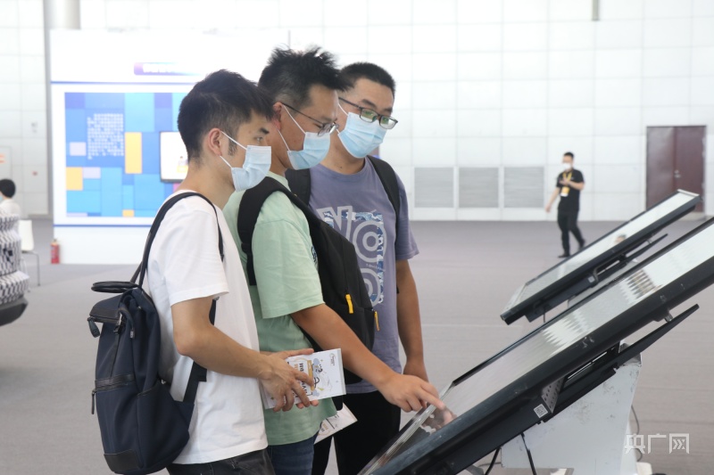 市民結(jié)伴而行，一起認(rèn)真了解網(wǎng)絡(luò)安全科普知識(shí)(央廣網(wǎng)記者 趙家慧 攝)