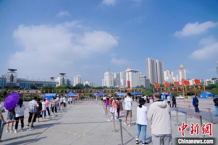 資料圖為居民有序排隊進行核酸檢測?！●R銘言 攝