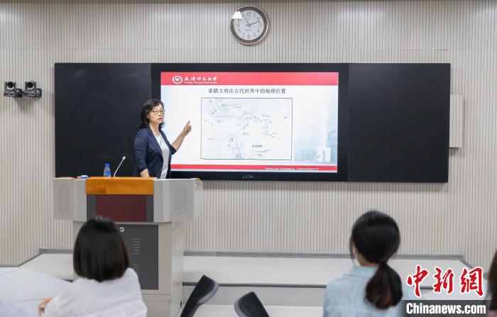 天津師范大學(xué)跨文化與世界文學(xué)研究院院長、教授郝嵐正在為同學(xué)們上課?！⊥踉谟?攝