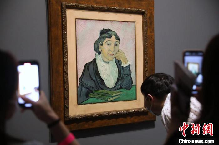 觀眾欣賞梵高畫作《阿爾勒婦女(吉努夫人肖像)》。　張亨偉 攝