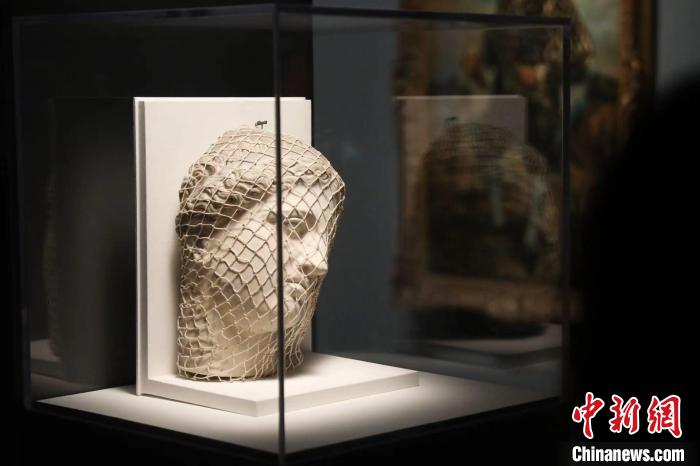 曼雷的裝置作品《維納斯》?！埡鄠?攝