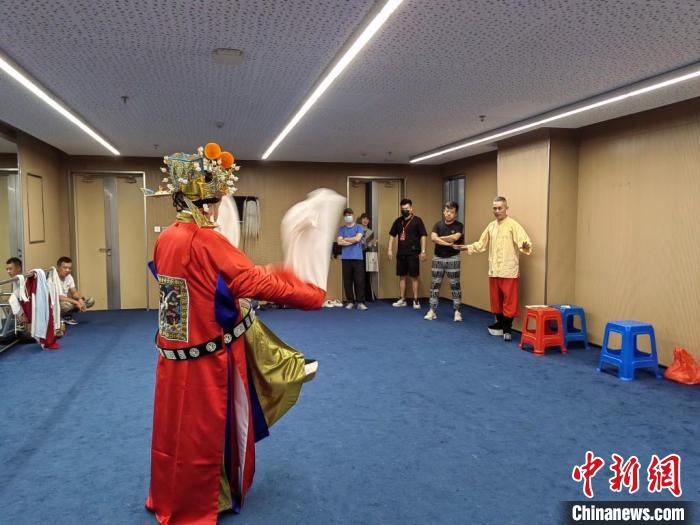 “天下第一團”正在進行練習?！±ド绞形捏w廣電和旅游局供圖