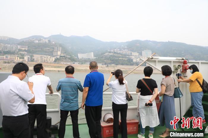 重慶市政協(xié)“同心聚力巴渝行”主題采訪團15日走進奉節(jié)，了解當(dāng)?shù)卣f(xié)委員護江成效?！×簹J卿 攝