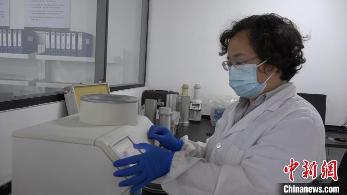 檢驗員對樣品進行檢測?！⊥趸萘?攝