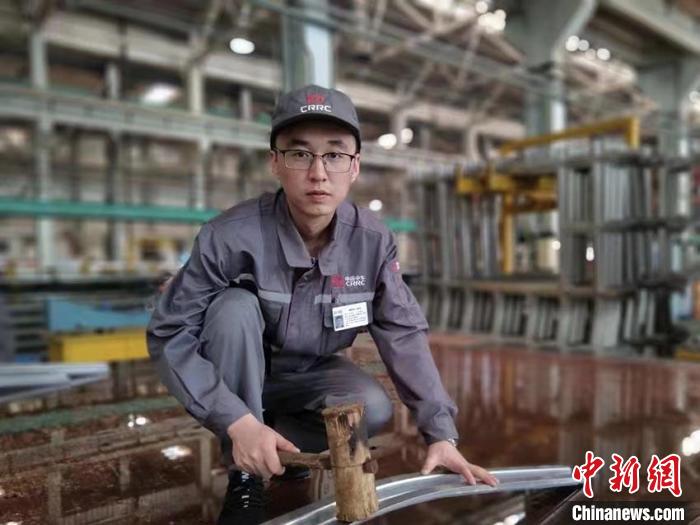 王漢卿在調(diào)修側(cè)墻彎梁?！∈茉L者供圖