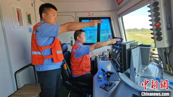 為確保首趟班列安全正點開行，東營鐵路運輸分處認真做好班列開行的各項準備工作?！≈需F三局運輸工程分公司供圖