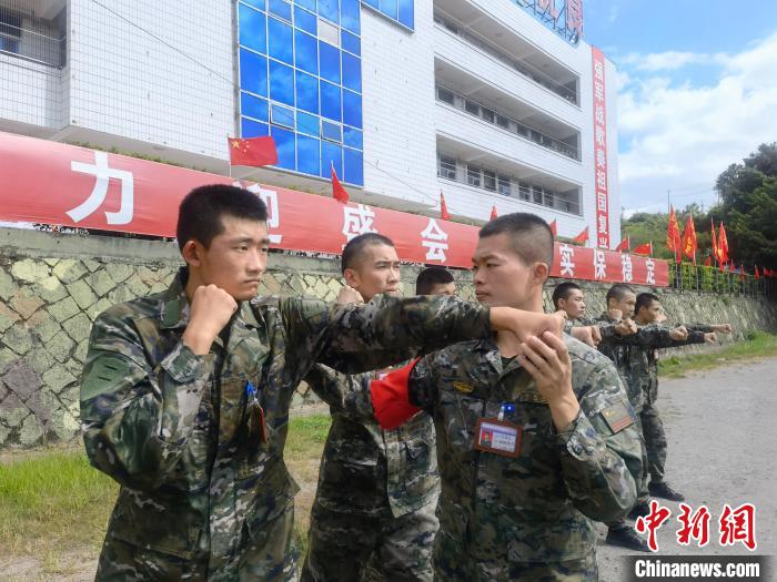 新兵尤云龍(左)不斷向一名合格軍人蛻變?！￡愴?攝