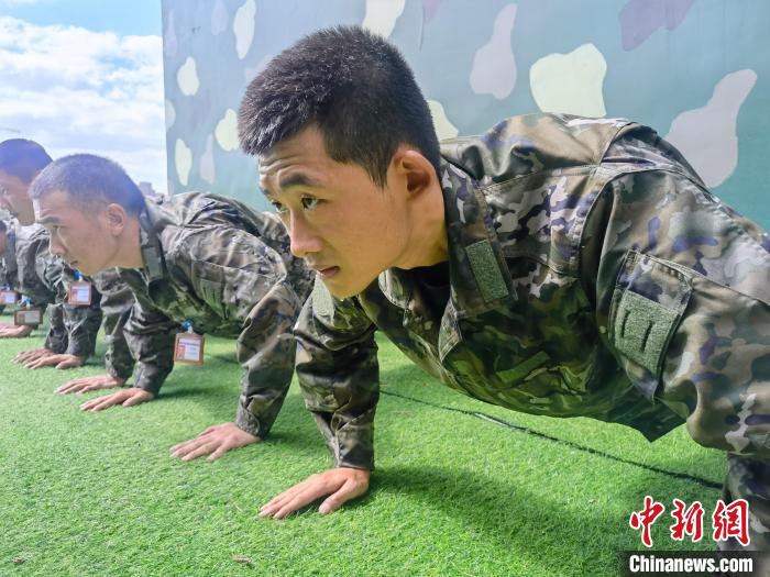 尤云龍正在和戰(zhàn)友進(jìn)行體能訓(xùn)練?！×志杆?攝