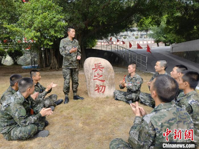 尤云龍為戰(zhàn)友講述父輩保家衛(wèi)國的故事。　鐘煒俊 攝