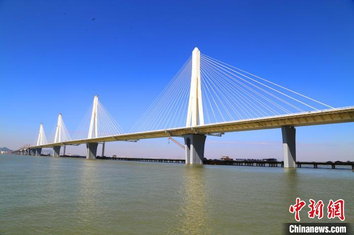 建設(shè)中的珠海金海特大橋。　孟慶虎 攝
