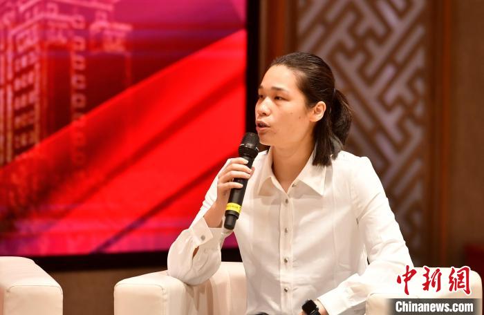 圖為林莉在福建師范大學(xué)分享會(huì)上發(fā)言?！蚊?攝