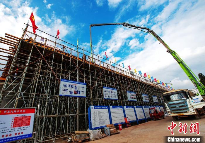 圖為渝昆高鐵云南段境內(nèi)首座大橋連續(xù)梁混凝土澆筑施工現(xiàn)場?！『螀矽i 攝