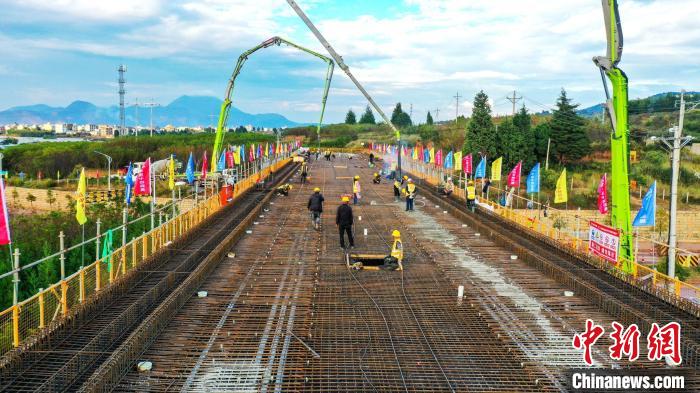 圖為渝昆高鐵云南段境內(nèi)首座大橋連續(xù)梁混凝土澆筑施工現(xiàn)場?！⑽馁F 攝