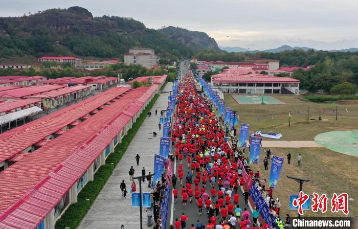 2022年龍虎山半程馬拉松鳴槍開跑?！⒅剧?攝