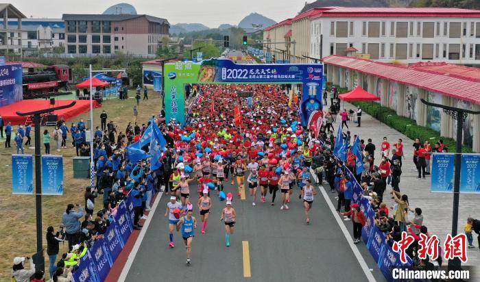 2022年龍虎山半程馬拉松鳴槍開跑?！⒅剧?攝