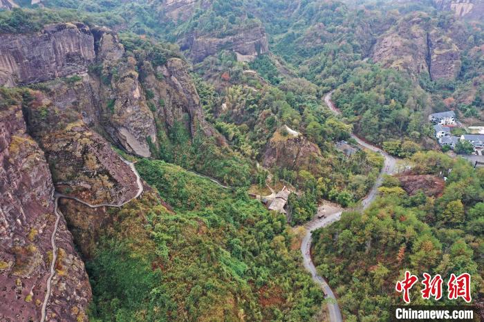 2022年龍虎山半程馬拉松鳴槍開跑?！⒅剧?攝