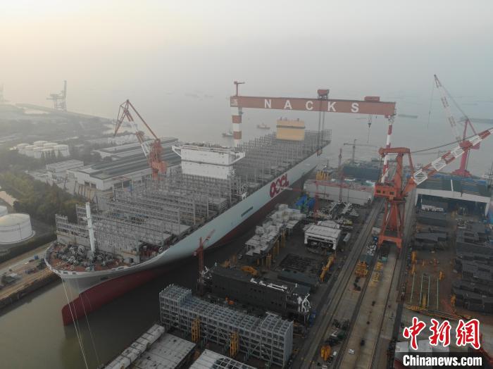 15日，全球綠色環(huán)保型集裝箱船“巨無(wú)霸”從江蘇出塢?！∧贤êＪ戮止﹫D