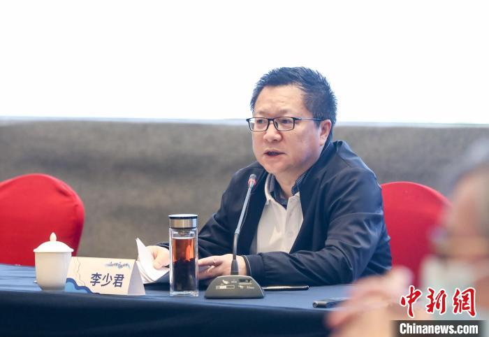 《詩刊》社主編李少君發(fā)言?！∠计挚h融媒體中心 供圖