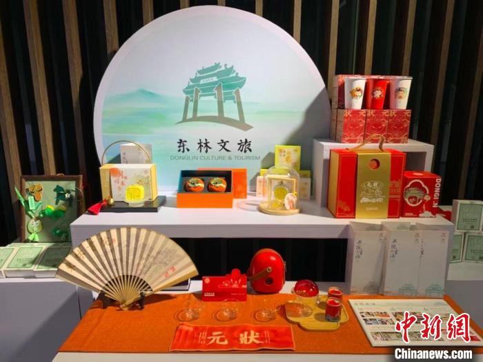 發(fā)展論壇現(xiàn)場展出的無錫城市文創(chuàng)作品?！O權(quán) 攝