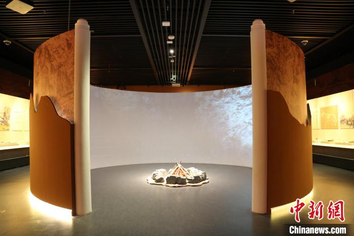 周口店遺址是迄今為止世界上同時期古人類遺址中，材料最豐富、最全面和最具代表性的一處遺址?！√胁┪镳^供圖