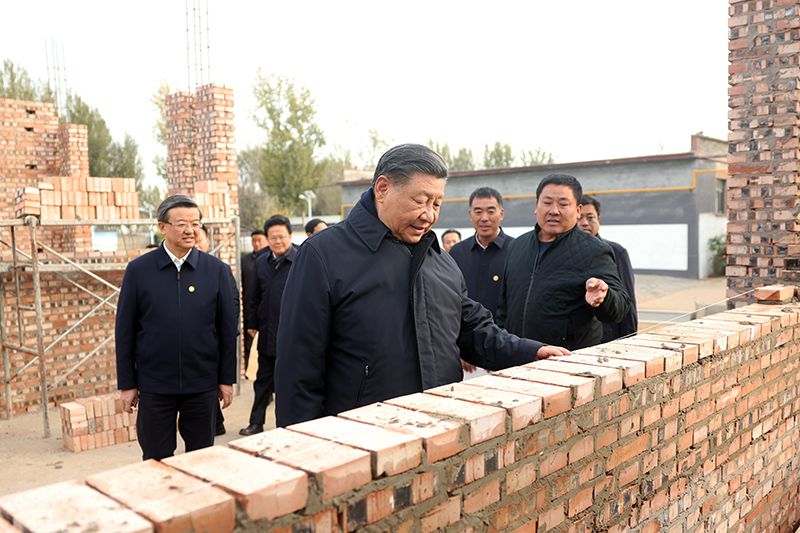 2023年11月10日，習(xí)近平總書記在河北保定涿州市刁窩鎮(zhèn)萬全莊村房屋重建施工現(xiàn)場考察。