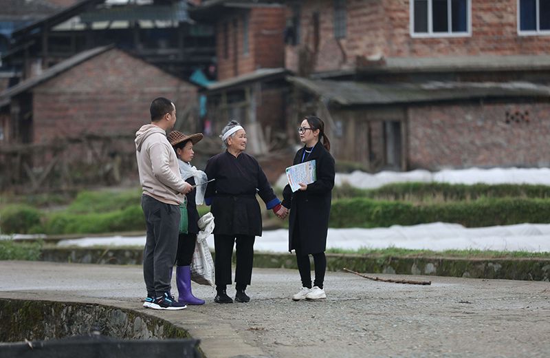2022年3月24日，在廣西柳州市三江侗族自治縣良口鄉(xiāng)南寨村，紀(jì)檢監(jiān)察干部(右一、左一)在了解惠農(nóng)政策落實(shí)情況。