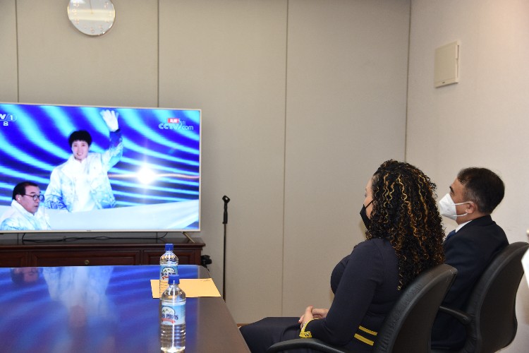 多米尼克友人與我外交官同看開幕式。中國駐多米尼克使館供圖