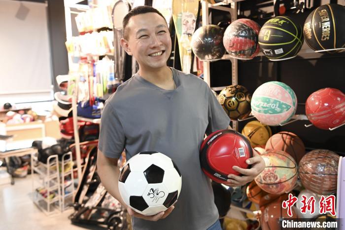 葉偉倫講述葉家在內(nèi)地的發(fā)展史，其中足球是他們家引以為傲的一個(gè)產(chǎn)品。　陳驥旻 攝