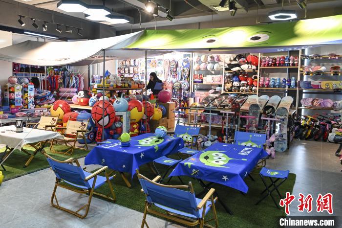 葉偉倫的體育用品公司推出了一系列產(chǎn)品?！￡愺K旻 攝