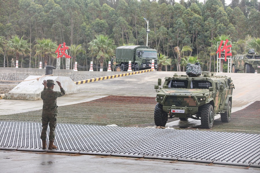 井岡山艦出發(fā)前進(jìn)行車輛裝載。井岡山艦供圖