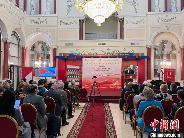 “今日中國(guó)”回顧與展望暨“閱讀中國(guó)”節(jié)目開播儀式活動(dòng)現(xiàn)場(chǎng)。　田冰 攝