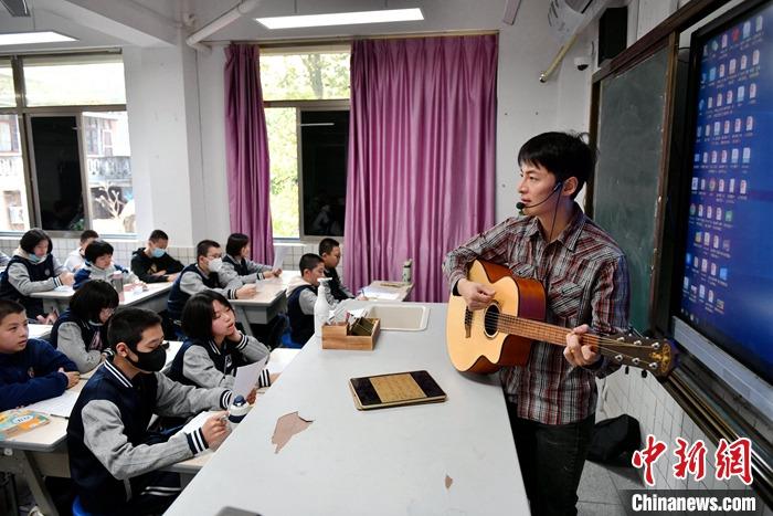 圖為3月16日，張家豪在福建福州延安中學(xué)教學(xué)。 <a target='_blank' href='/'><p  align=