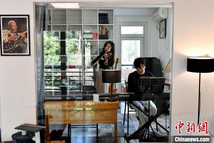 圖為3月10日，林佳臻(左)與張家豪在福建福州租的套房內(nèi)排練。 <a target='_blank' href='/'><p  align=