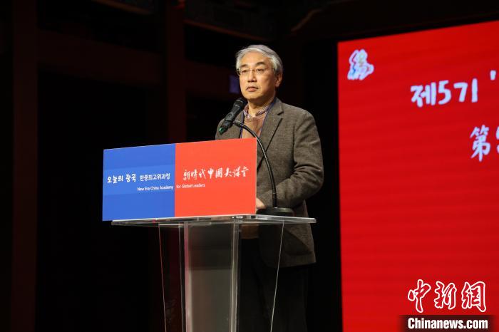 韓國前國務(wù)調(diào)整室長李錫駿致辭?！≈袊v韓國大使館供圖