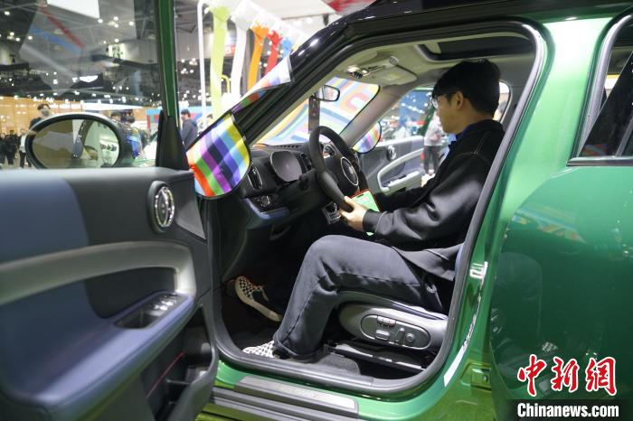 圖為觀眾在展會試駕車輛?！⑿?攝