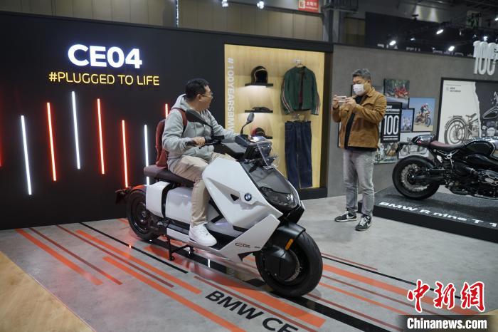 圖為觀眾在展會試駕車輛?！⑿?攝