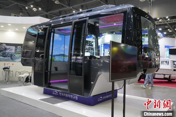 圖為展會上展示的無人駕駛移動出行工具?！⑿?攝
