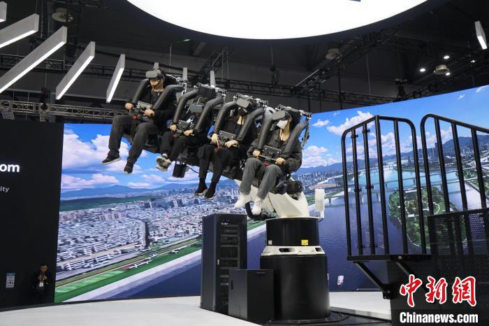 圖為觀眾在展會模擬體驗未來城市空中移動出行方式?！⑿?攝