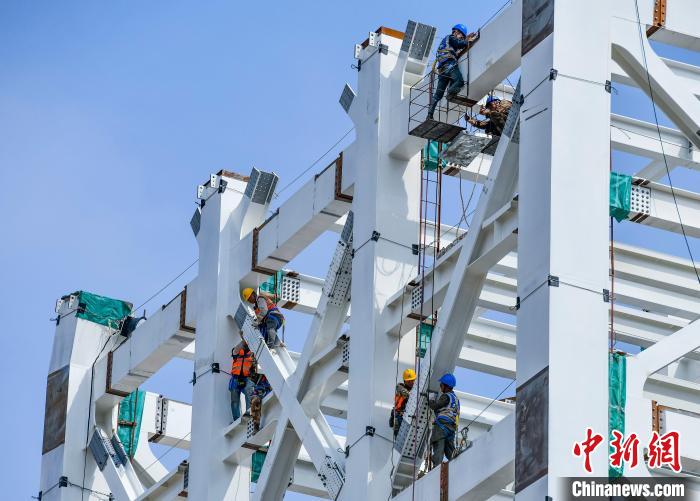 圖為海南商業(yè)航天發(fā)射場(chǎng)1號(hào)工位建設(shè)現(xiàn)場(chǎng)，工人正緊鑼密鼓施工?！●樤骑w 攝